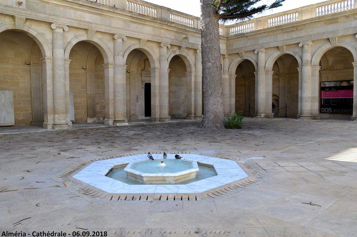 28 LA CATHEDRALE ET LE FORTERESSE DE L INCARNATION (34).JPG